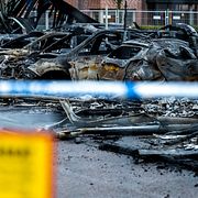 Ett 30-tal bilar förstördes i branden.