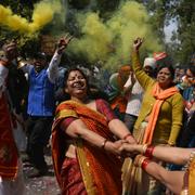 Anhängare till partiet Bharatiya Janata firar efter jordskredssegern i Uttar Pradesh.