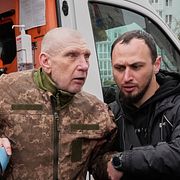 Sjukvårdare hjälper en ukrainsk soldat som släppts ur ett ryskt fångläger i april.