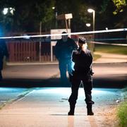 Polis och kriminaltekniker på plats på Mellanbäcksgången på Kroksbäck i Malmö efter en skottlossning natten till måndagen.
