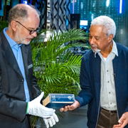 Litteraturpristagaren Abdulrazak Gurnah besökte Nobelmuseet under torsdagen för att lämna över ett föremål och signera en stol.