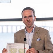 Statsminister Ulf Kristersson (M) och infrastruktur- och bostadsminister Andreas Carlson (KD), vid söndagens presskonferens på Luftkastellet vid Öresundsbron i Malmö gällande satsningar på infrastruktur.