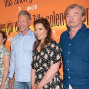 Producenten Patrik Ryborn, skådisarna Helen Sjöholm, Mikael Persbrandt och Vanna Rosenberg och regissören Peter Dalle visar upp sig på en pressträff i dag.