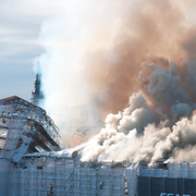 En kraftig brand rasar i Börsen i Köpenhamn.