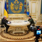 Keith Kellogg i möte med Volodymyr Zelenskyj i februari.