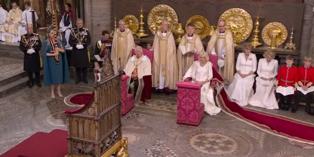 Storbritanniens kung Charles III och drottning Camilla på plats i Westminster Abbey. AP