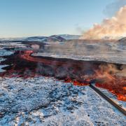 Lava över en väg mot Grindavik på Island efter torsdagens vulkanutbrott. 