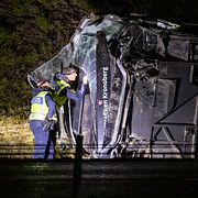 Polisens kriminaltekniker efter olyckan på väg 25 mellan Växjö och Alvesta.