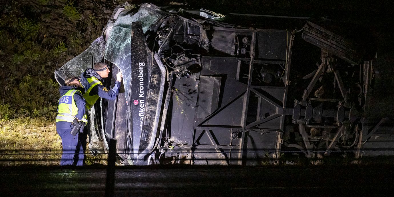 Polisens kriminaltekniker efter olyckan på väg 25 mellan Växjö och Alvesta.