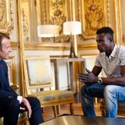 Frankrikes president Emmanuel Macron och Mamoudou Gassama.