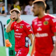 Robert Gojani blir utvisad under måndagens allsvenska fotbollsmatch.