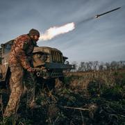 Ukrainsk militär beskjuter ryska styrkor i Bachmut för två veckor sedan. Libkos / AP