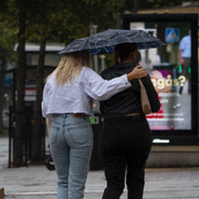 Kraftigt regn väntas dra in över stora delar av södra Sverige under fredagen. 