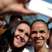 En supporter tar en selfie med presidentkandidaten Marina Silva.