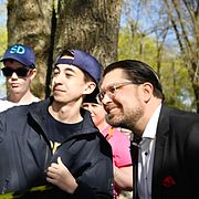 Sverigedemokraternas partiledare Jimmie Åkesson (SD) tar selfies med publiken i samband med ett tal på långholmen i Stocholm i början av maj.