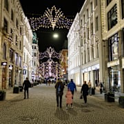 Nedre Slottsgate i Oslo, julpyntat men utan sedvanlig snö. 