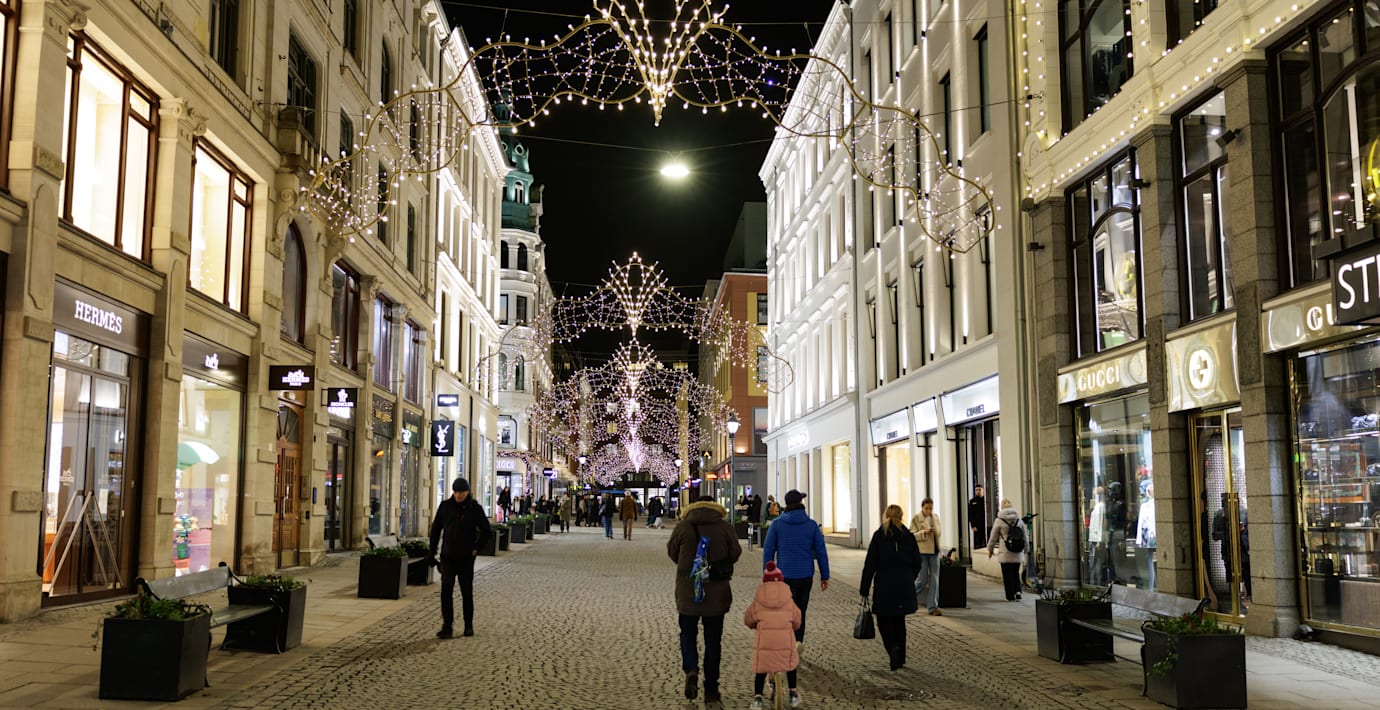 Nedre Slottsgate i Oslo, julpyntat men utan sedvanlig snö. 