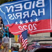 En Biden/Harris-flagga utanför en vallokal i Lakeland, Florida, 19 oktober 2020. 