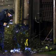 20/12/2014:  Polisens tekniker undersöker på lördagsmorgonen den sprängda entrén till fastighetsbolaget Victoria Park på Ramels väg i Malmö. Två explosioner inträffade med drygt en timmas mellanrum på Rosengård i Malmö på lördagsmorgonen.