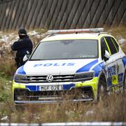 Poliser utanför bostaden i Åkarp.