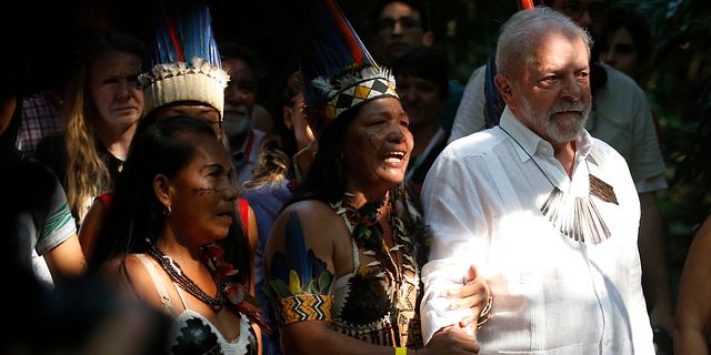 Brasiliens president Lula da Silva med representanter från ursprungsbefolkningen. Edmar Barros / AP