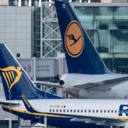 Ett Ryanairplan bredvid ett Lufthansaflyg. 