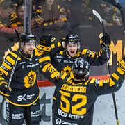 Skellefteås Valter Lindberg jublar med Pär Lindholm och Arvid Lundberg efter 4-0  mot Rögle.