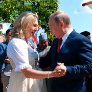 Karin Kneissl dansar med Putin på sitt bröllop 2018.