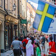Turister på Västerlånggatan i Gamla stan på midsommardagen.