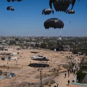 Matutdelning släpps ned i Gaza från luften. 
