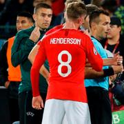 Englands förbundskapten Gareth Southgate  och spelaren Jordan Henderson diskuterar med domaren