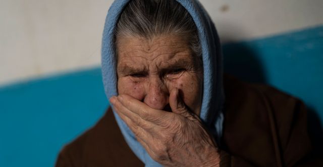 Lubov Oleinikova, 83, gråter efter att hennes bostad skadats under ett ryskt anfall mot Cherson. Bernat Armangue / AP