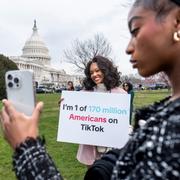 Folk protesterar TIktoks nedstängning i USA.