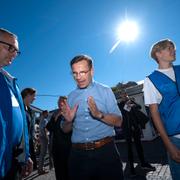 Ulf Kristersson vid Moderaternas valstuga på Stora torg i Kristianstad i torsdags.