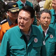 Sydkoreas president Yoon Suk-Yeol besöker översvämningsdrabbade Yecheon i Sydkorea. 