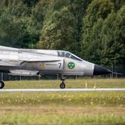 En AJS 37 Viggen ( 37098 ) under en uppvisning 2024. 