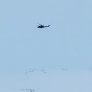 En ensam helikopter under räddningsarbetet.