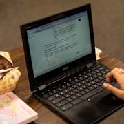 Illustrationsbild, person som använder Chat GPT.