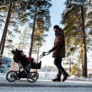 En pappa som är hemma med sitt barn. Arkivbild från 2015. 