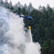 Flera helikoptrar har arbetat med  släckningsarbetet.