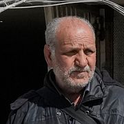 En man ser ut över sin förstörda kontorsbyggnad i Teheran som skadades efter en attack mon en polisstation.