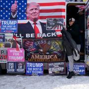 En husbil täckt i Trumpbudskap parkerad utanför kampanjens huvudkontor i Manchester, New Hampshire. 