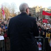 Oppositionsledaren Jeremy Corbyn framför Labour-anhängare. 