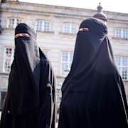 Kvinnor i niqab i Köpenhamn. Danmark har begränsat användandet av heltäckande klädsel.