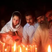 Invånare i Quetta samlas efter attacken.