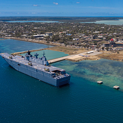 Tongas premiärminister lord Fakafanua. Till höger ett australiensiskt fartyg för ankar utanför Nuku’alofa.