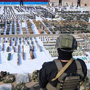 Den paramilitära gruppen PMF visar upp vapen som beslagtagits av IS i Irak. Arkivbild.