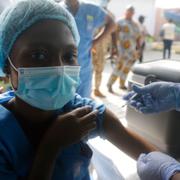 En vårdanställd kvinna vaccineras i Nigeria, 12 mars.