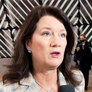 Ann Linde / Belarusisk militär hjälper migranter att resa ett tält.