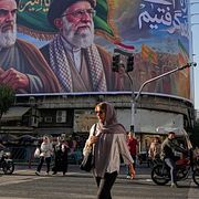 Det råder stora oklarheter fortfarande om vad som ska förhandlas framåt. Men nu har både USA och Iran kommit överens om ett riktigt eldupphör.